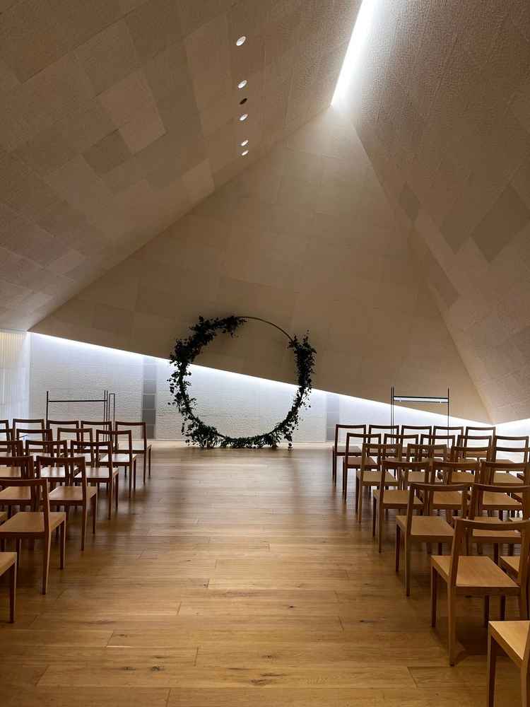 チャペルの写真。和を感じさせつつもモダンで洗練された空間であった。