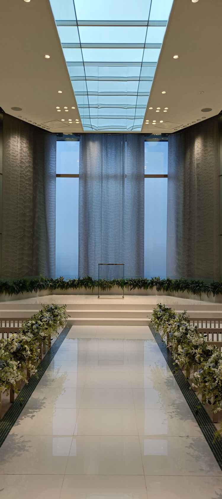 チャペルの写真です。全体的にオフホワイト色ででドレスが映えそうでした。