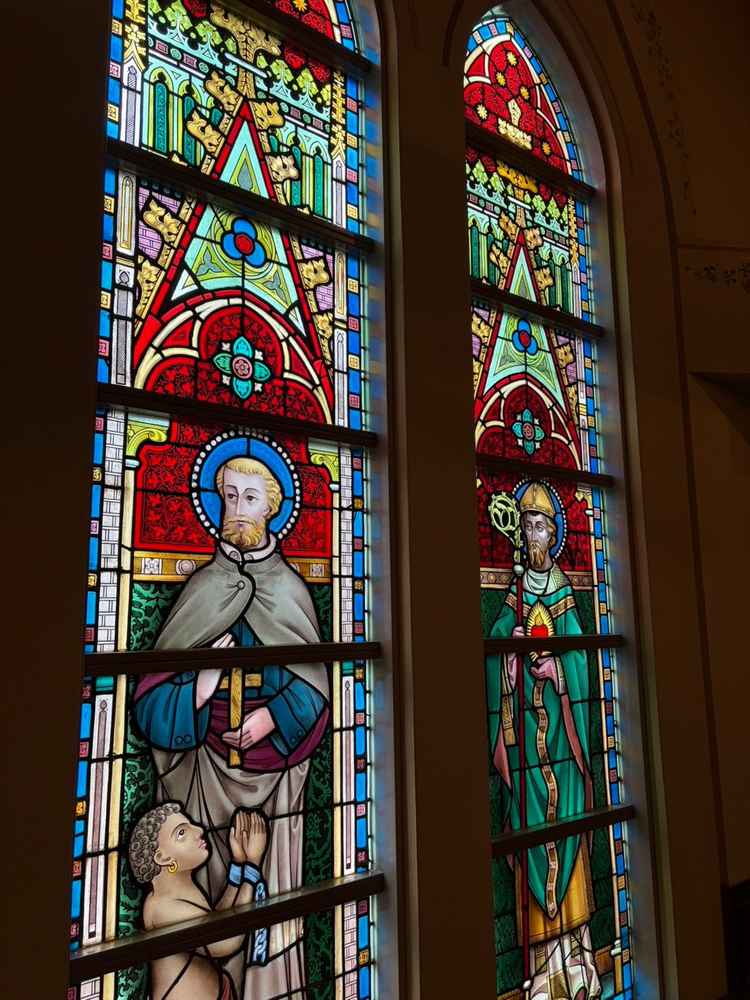チャペル内のステンドガラス。ステンドガラスから差し込む外の光がとても綺麗でした。