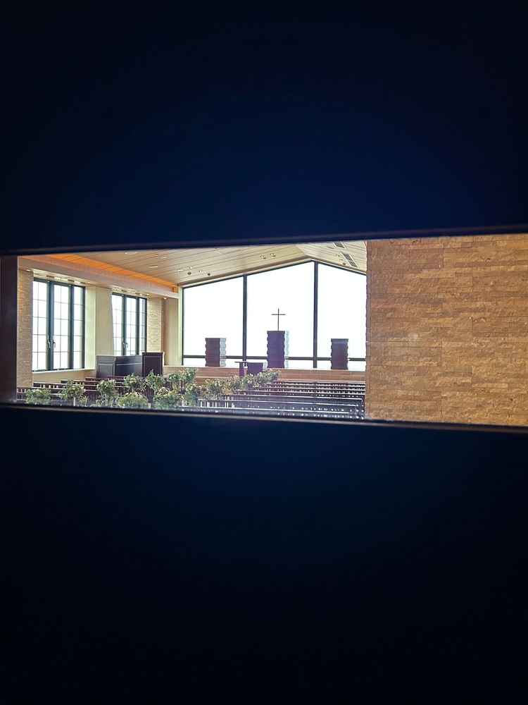 チャペルの休憩室。赤ちゃんをあやすときでも別室から式が見れるため、家族層にも優しい設計でした。