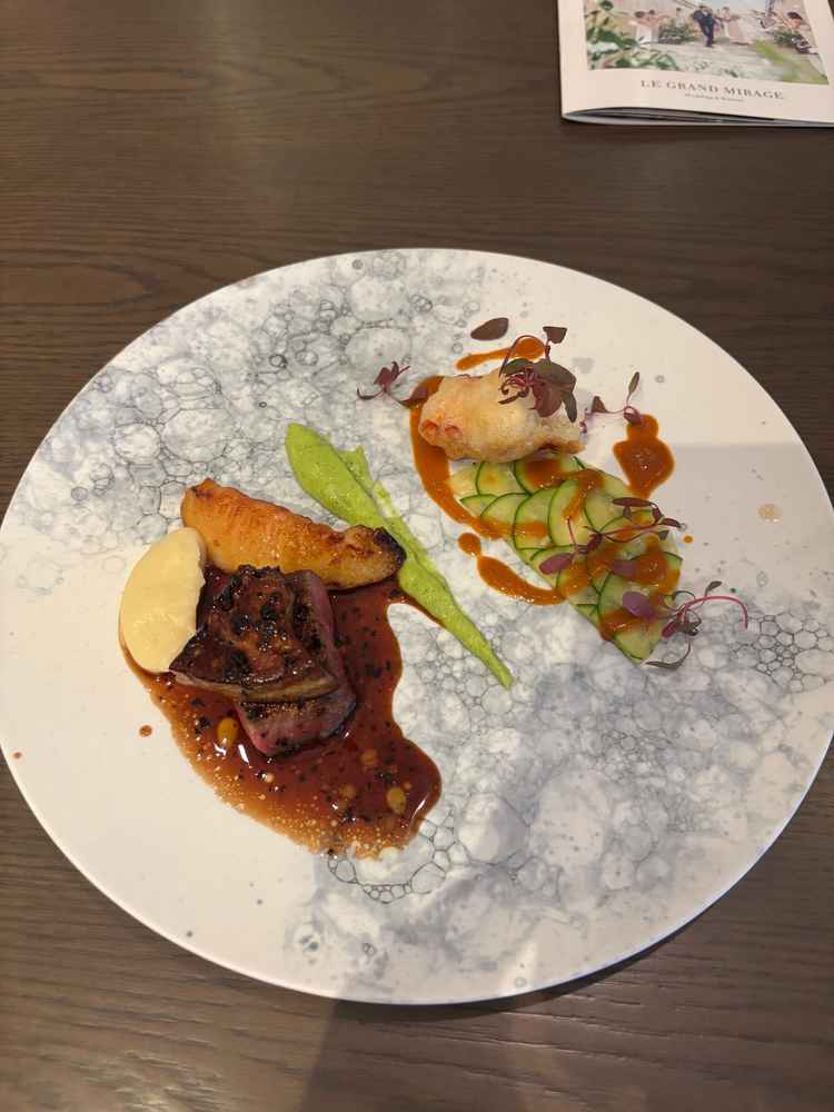 試食のメインプレートです。お肉料理も柔らかく、お魚料理の海老の天ぷらもサクサクしていました。