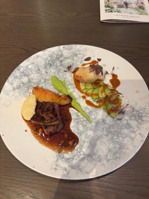 試食のメインプレートです。お肉料理も柔らかく、お魚料理の海老の天ぷらもサクサクしていました。