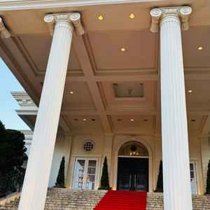 この施設を象徴するような大階段と赤い絨毯 歩くだけでテンション上がります