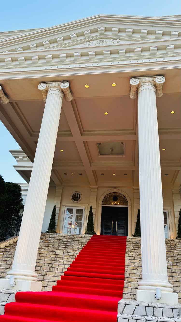 この施設を象徴するような大階段と赤い絨毯 歩くだけでテンション上がります