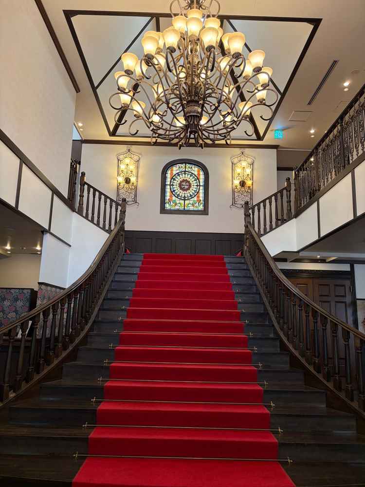 入ってすぐに印象が残る大階段。ここで必ず写真を撮りたいと思う場所でした。