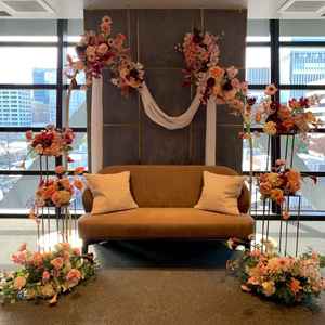 高砂ソファ。背中側は窓ではなく壁になっているため写真が逆光にならない工夫がされている