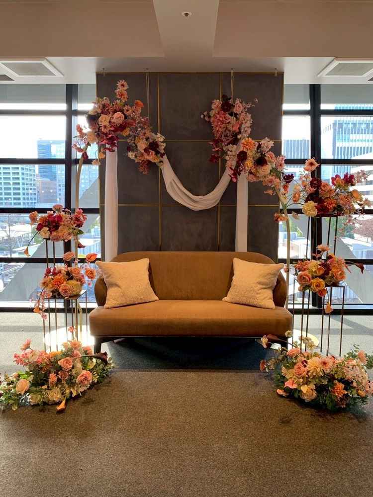 高砂ソファ。背中側は窓ではなく壁になっているため写真が逆光にならない工夫がされている