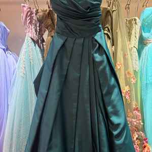 カラードレス。様々なバリエーションのドレスを取り揃えている。小物類の持ち込みも可能。