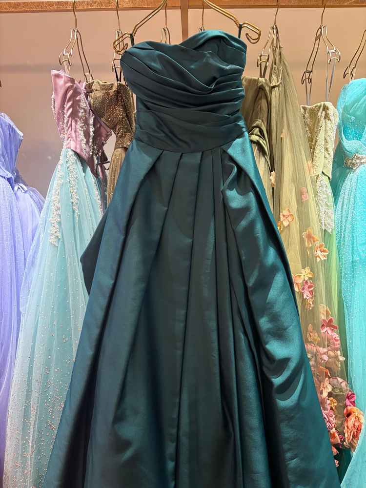 カラードレス。様々なバリエーションのドレスを取り揃えている。小物類の持ち込みも可能。