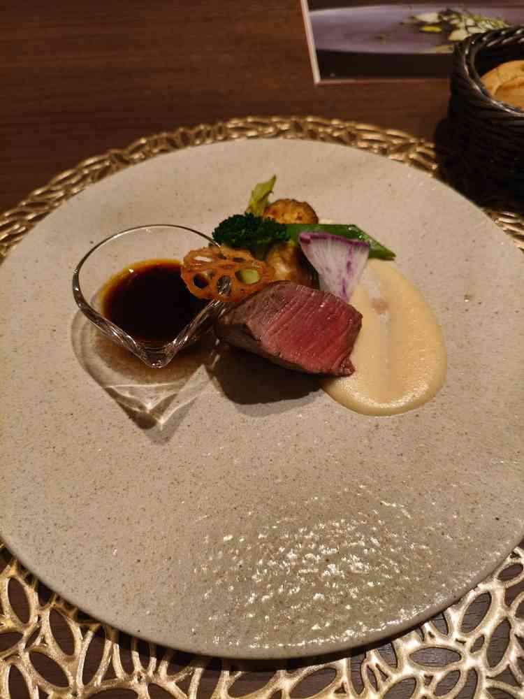 牛肉は赤身で、女性やご年輩の方にも喜ばれるものかと思いました。