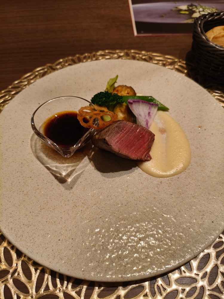 牛肉は赤身で、女性やご年輩の方にも喜ばれるものかと思いました。