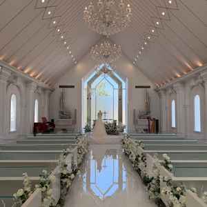 白を基調とした明るい空間で、王道の結婚式が叶いそうだと感じました。
