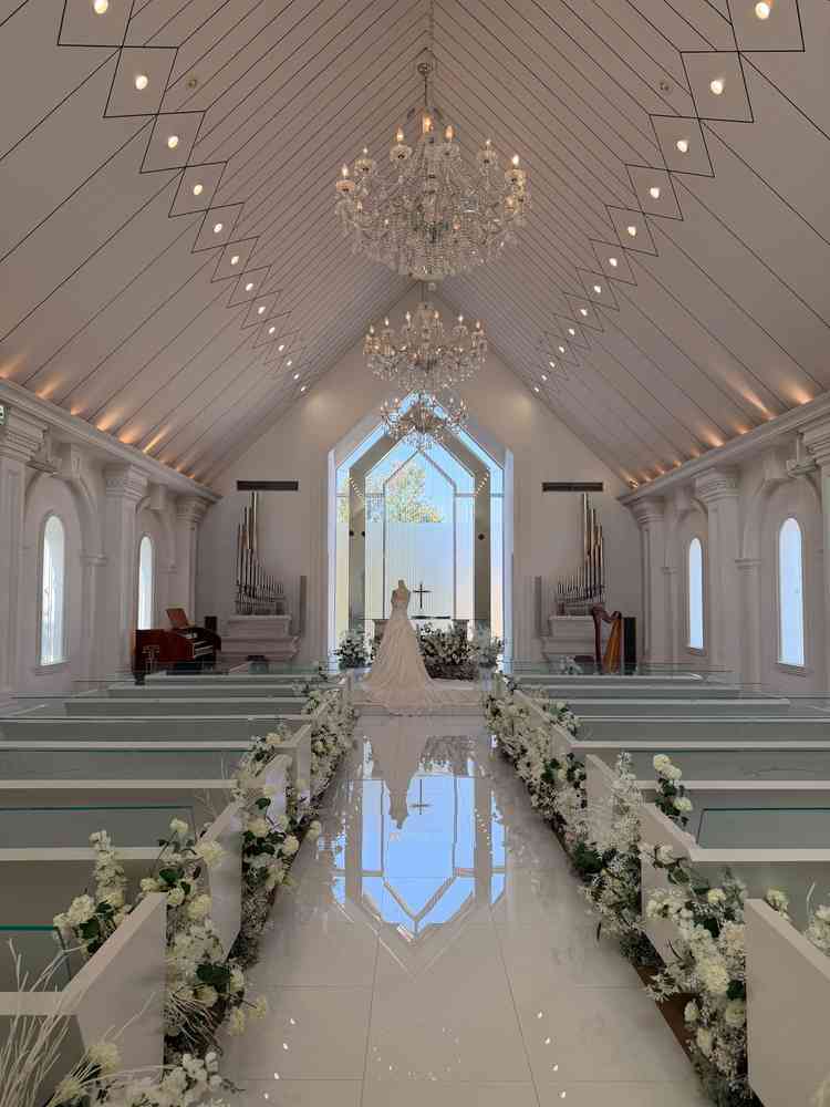 白を基調とした明るい空間で、王道の結婚式が叶いそうだと感じました。