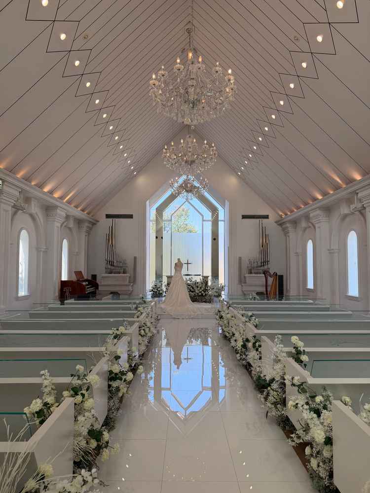 白を基調とした明るい空間で、王道の結婚式が叶いそうだと感じました。