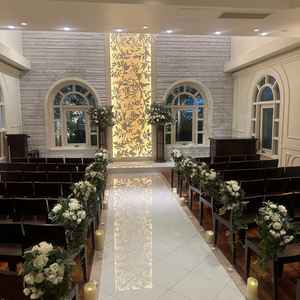 チャペルもきれいです！落ち着いてる雰囲気がよいでず。スタッフからのフラワーシャワーもめちゃ良かったで