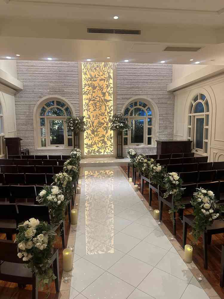 チャペルもきれいです！落ち着いてる雰囲気がよいでず。スタッフからのフラワーシャワーもめちゃ良かったで