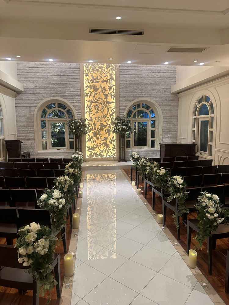 チャペルもきれいです！落ち着いてる雰囲気がよいでず。スタッフからのフラワーシャワーもめちゃ良かったで