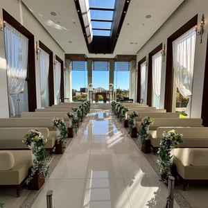 天窓や両サイドにも窓があるため光が差し込みか開放的な印象でした。また、席がソファなところも魅力的。