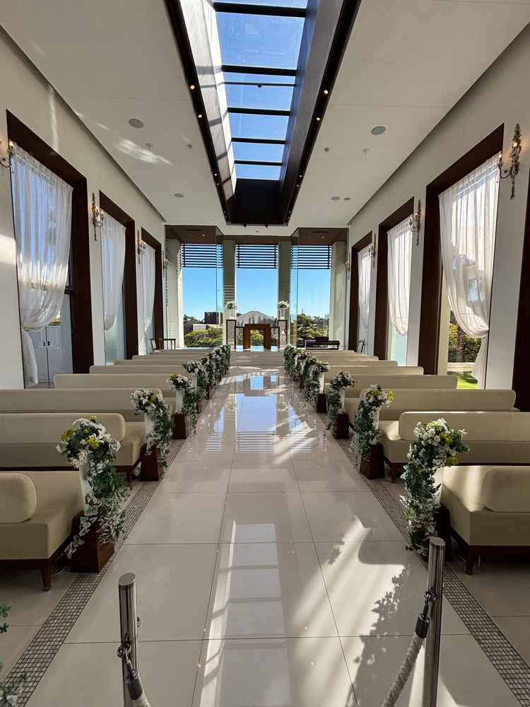 天窓や両サイドにも窓があるため光が差し込みか開放的な印象でした。また、席がソファなところも魅力的。