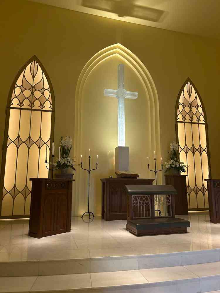 挙式をあげる内装の壁がほのかなイエローで、優しい雰囲気で空間も落ち着リラックスできそうな感じでした。