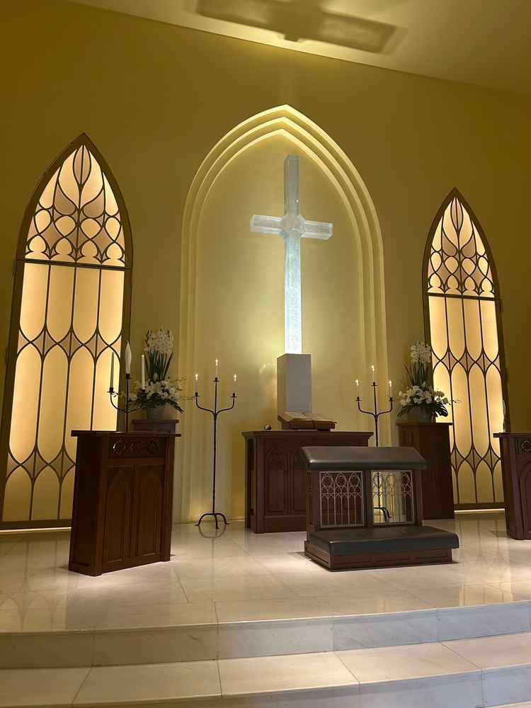 挙式をあげる内装の壁がほのかなイエローで、優しい雰囲気で空間も落ち着リラックスできそうな感じでした。