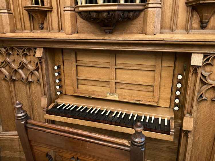 チャペル内にある日本で最古の現役パイプオルガンがあり、その音色はチャペル内に響いて非日常感を演出して