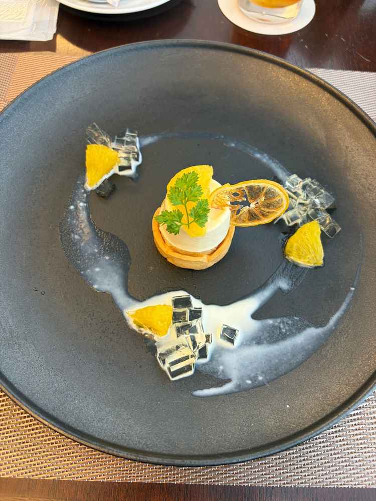 レモン風味のタルト仕立てのデザート。季節を感じられてサッパリで美味しくハチミツも工夫されていました。