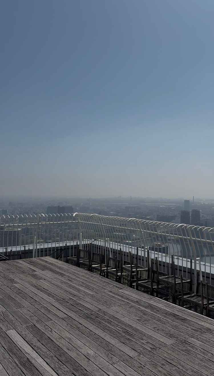 テラスには挙式用の椅子が仕舞われていました。