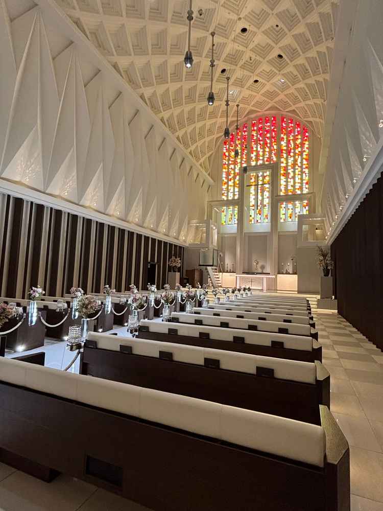 大聖堂は暖かい雰囲気で全天候型でした。