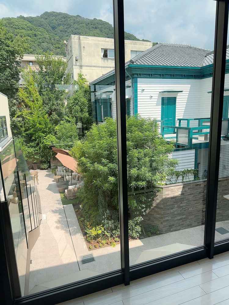 2階から見た景色。階段からブーケトスが出来たり、横にスタバがあることで写真撮影等にも最適。