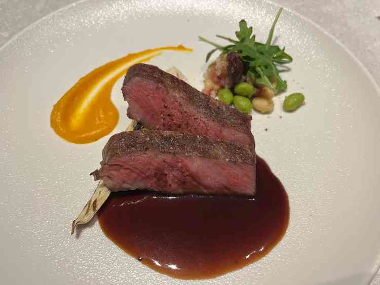 試食をさせていただいたメニューのメインのお料理の写真。見た目から美しく、もちろん味も美味しかった。