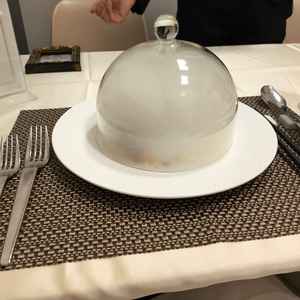 試食のサーモンの食器の開く前