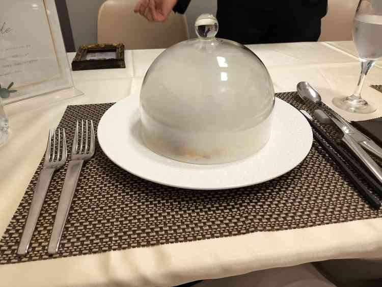 試食のサーモンの食器の開く前