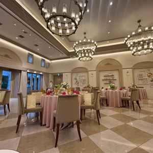 天井が高く、会場全体に開放感があると感じました。