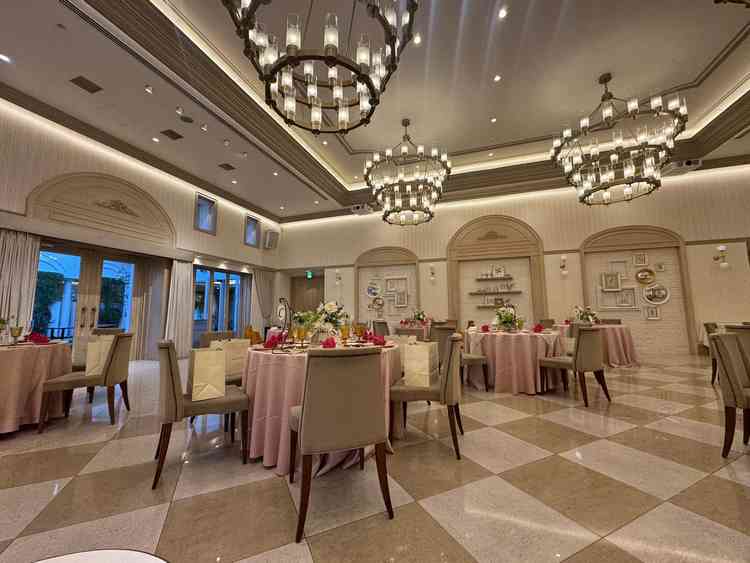 天井が高く、会場全体に開放感があると感じました。