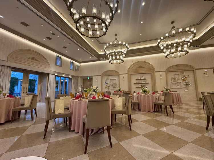 天井が高く、会場全体に開放感があると感じました。