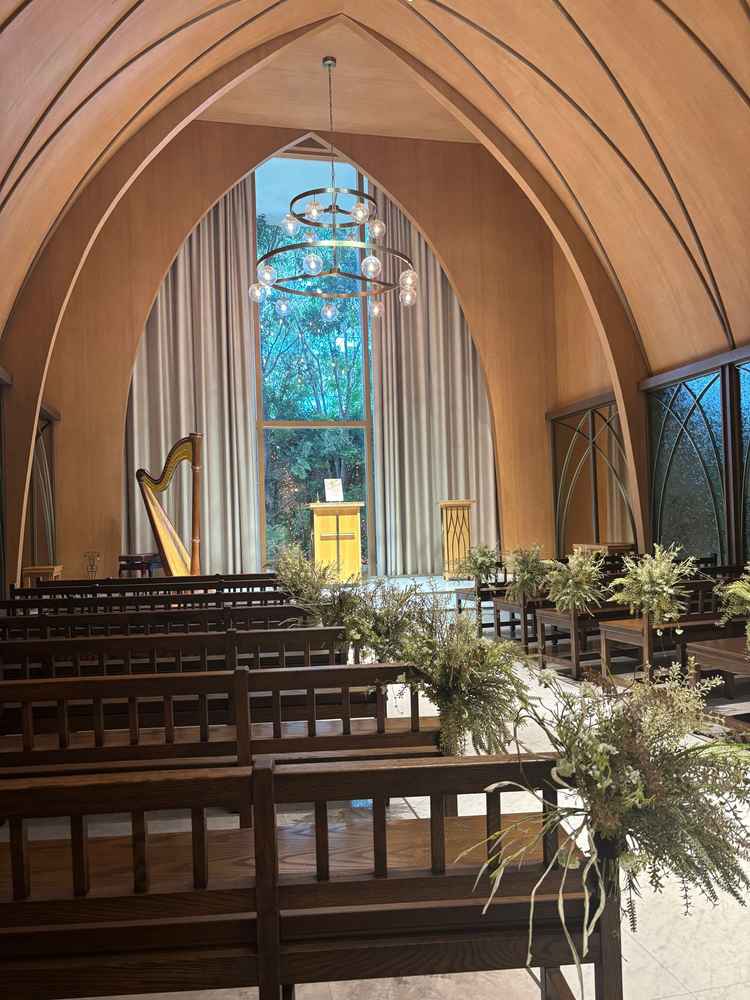 入場後、徐々に開いていくカーテン。カーテンが閉まっている時と、雰囲気が変わります。