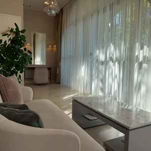 新郎新婦の当日控室。窓が大きく彩光は最高。広くゆとりがあります。