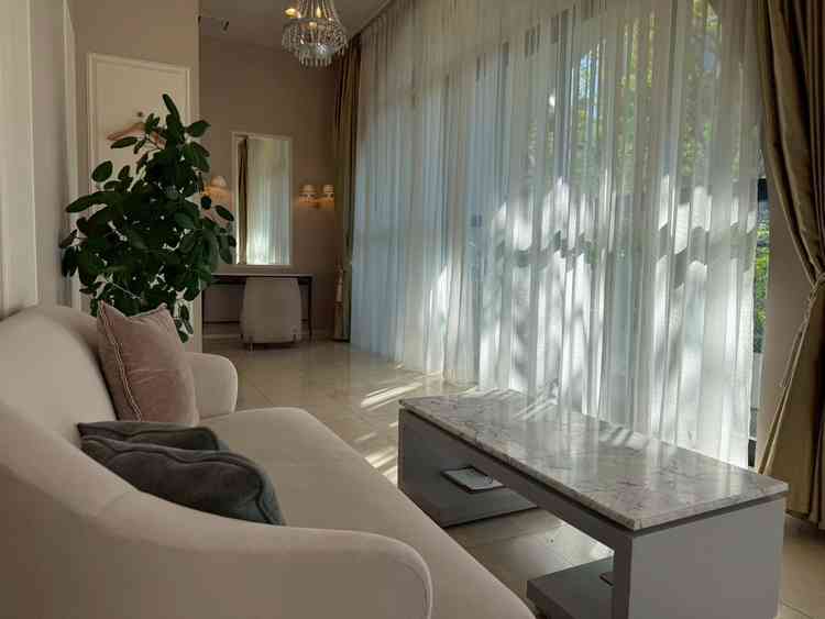 新郎新婦の当日控室。窓が大きく彩光は最高。広くゆとりがあります。