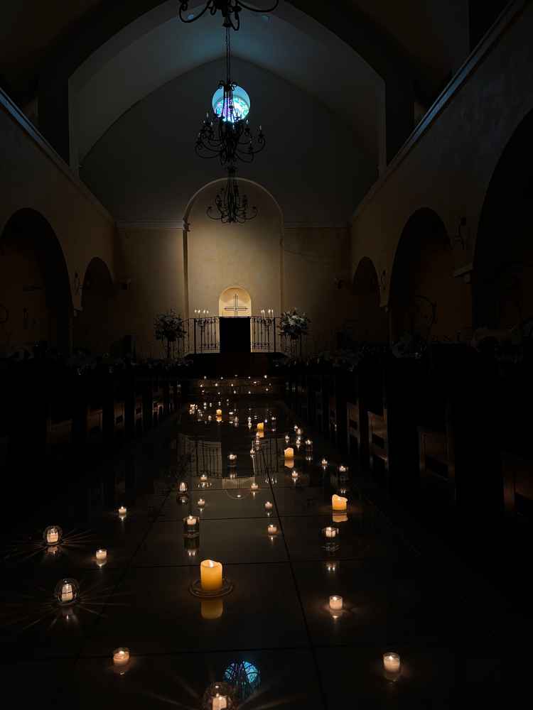 暗くて柔らかい雰囲気のチャペル