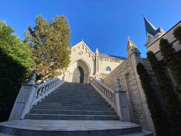 チャペル外観。挙式後に降りる長い階段。眺めが良い