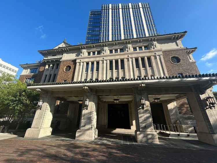 外観です。近くに芝生やベンチ、手洗い場、ミストスプレーが設置されてました。