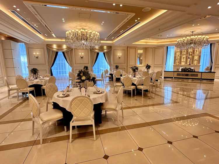 ヨーロピアンテイストな披露宴会場。備え付けのソファも2脚あり、使い勝手が良いです。