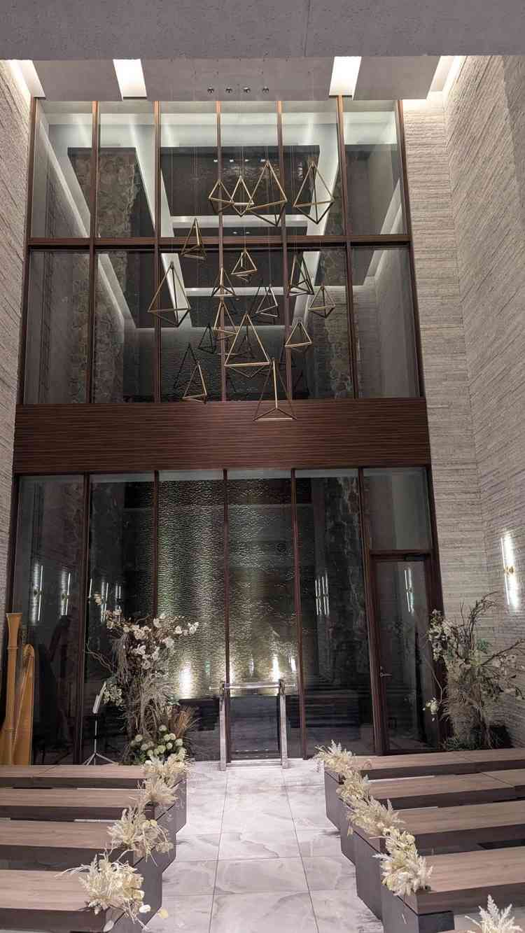 チャペルは天井が高く、奥に滝が流れているのが素敵だった。