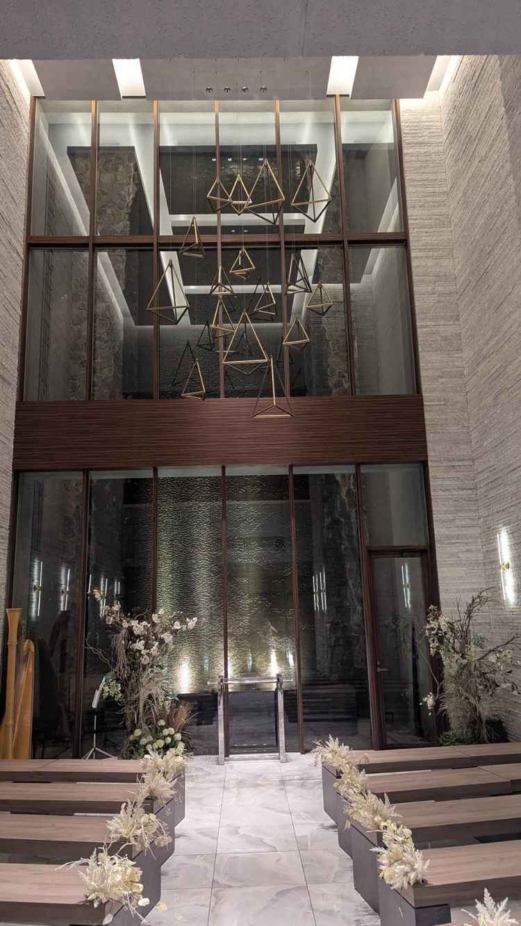 チャペルは天井が高く、奥に滝が流れているのが素敵だった。