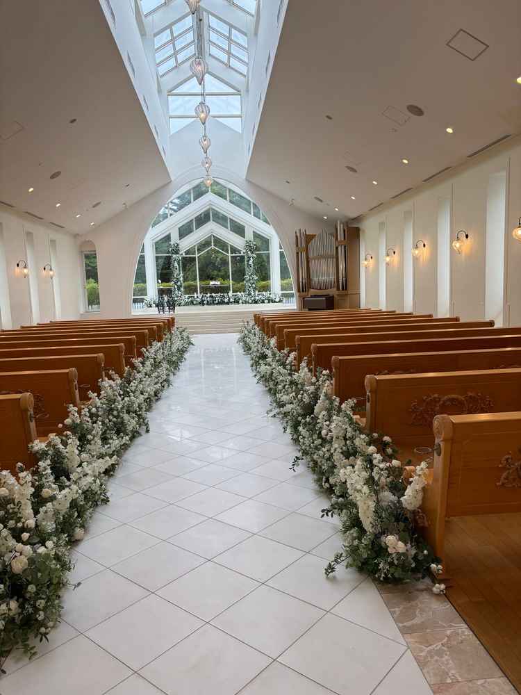 チャペル。中はとても広く、60名くらいのゲストだと空きが気になると感じた。外の緑が綺麗に映える。