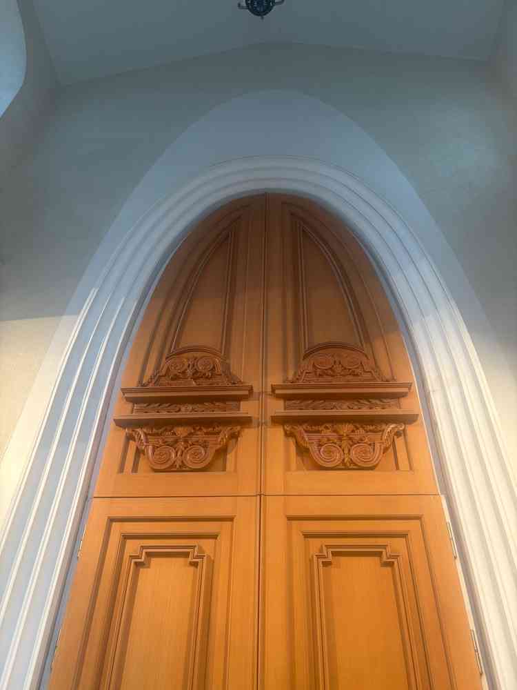 チャペルの入り口の扉が高く、とても重厚感があり素敵でした。