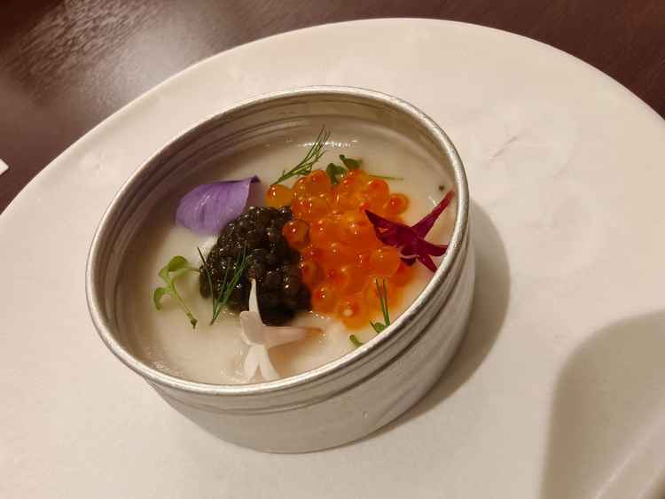 前菜のスペシャリテでした。初めて食べた味でゲストに食べてほしいと感じました