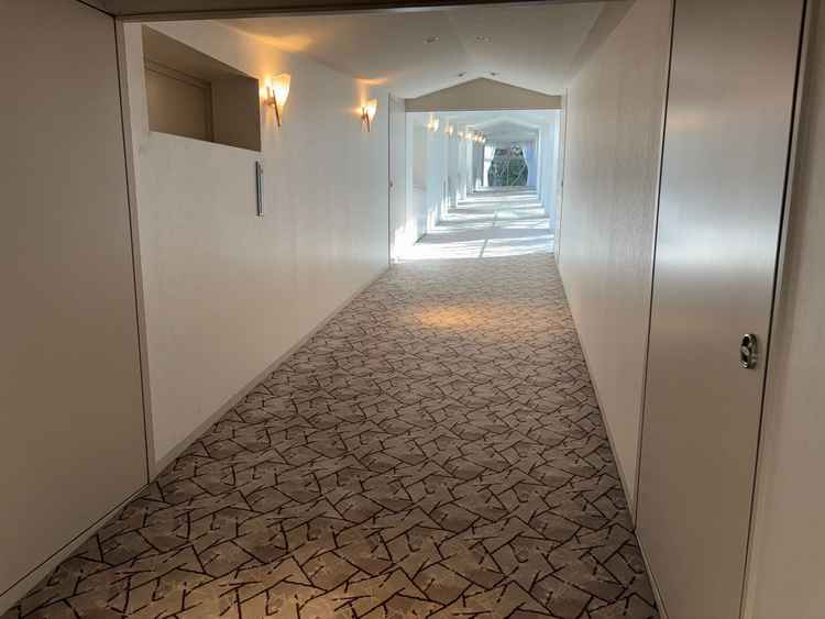 チャペルに室内から向かう廊下。バリアフリーにも対応している。こちらで写真を撮ることも可能だそうです。