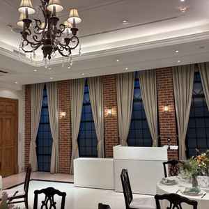 レンガ模様の壁と壁についている照明がハリーポッターっぽくて素敵でした。